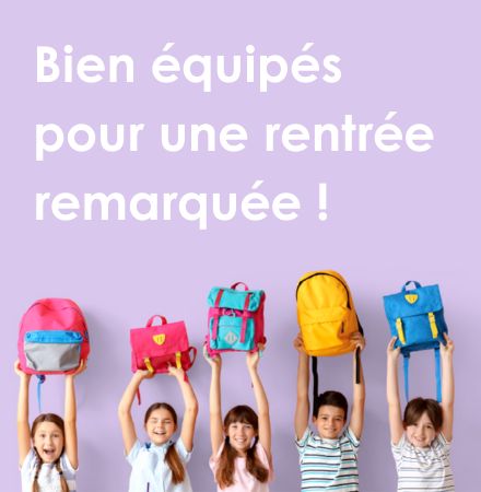 Bien équipés pour une rentrée remarquée Inscrit dans le haut et en-dessous 5 enfants tenant leurs sacs à dos au-dessus de leurs têtes
